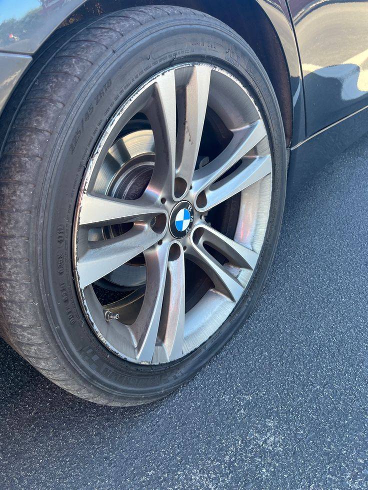 Koleso BMW s defektom pneumatiky